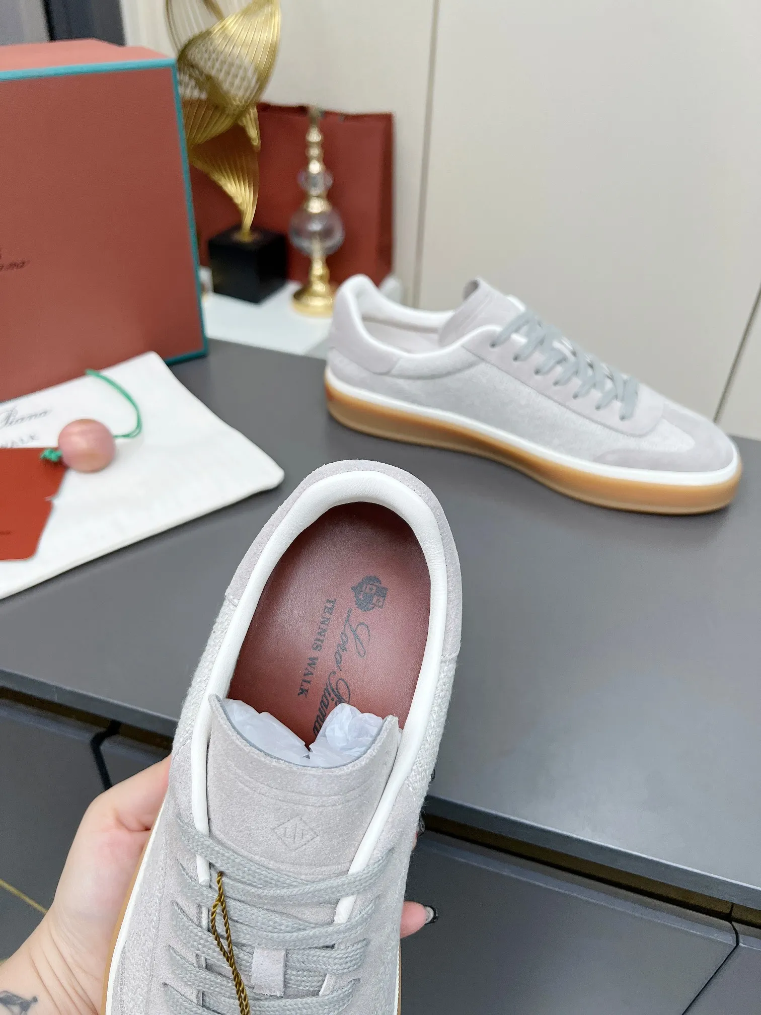 Men's shoes 💰600 purchasing agent, high version 🦅⛳️ Italy [Loro Piana] Tennis walk series LP couple's moral training shoes casual sports shoes sneakers 🎁🎁 Original purchase development and production This new suede tennis shoe adopts an ultra-low design, suitable for wearing all year round 👫👫 The wrapped sole creates an effortlessly attractive color combination that harmoniously blends functionality with understated style, making it the ideal shoe for urban wear. Soft calfskin tongue with Kummel color insert at the heel, cotton lace upper with embossed LP logo, cowhide suede sole, rubber-lined calfskin ✦ Upper: special linen ➕ eco-friendly cowhide ✦ lining: cowhide lining ➕ cowhide insole ✦ sole: original molded TPR ultra-light outsole ✦ packaging: original complete package ✦Female size: 35--40 ✦Male size: 39--45